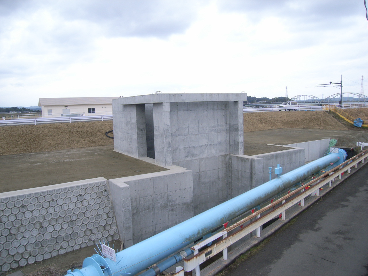 五十鈴川排水ポンプ設置工事の写真